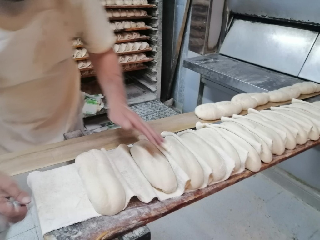 Interior de nuestra panadería artesanal con horno a leña